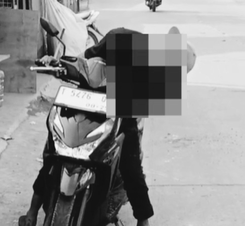 Tragis! Pengendara Motor Tewas Terkena Benang Layangan di Ciampel Karawang