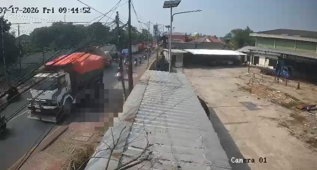 Gagal Nyalip dari Kiri, Pengendara Motor Tewas Terlindas Truk di Jalan Raya Narogong Bekasi