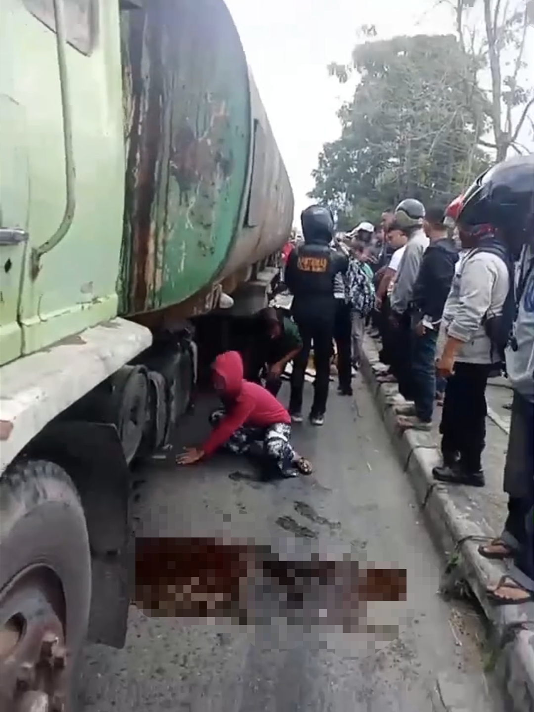 Lakalantas Maut di Jl SM Raja Medan, Driver Ojol Tewas Terlindas Truk Tangki