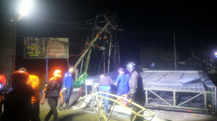 Videotron Roboh di Bundaran Cigasong Majalengka, Seorang Pengendara Motor Tewas Tertimpa