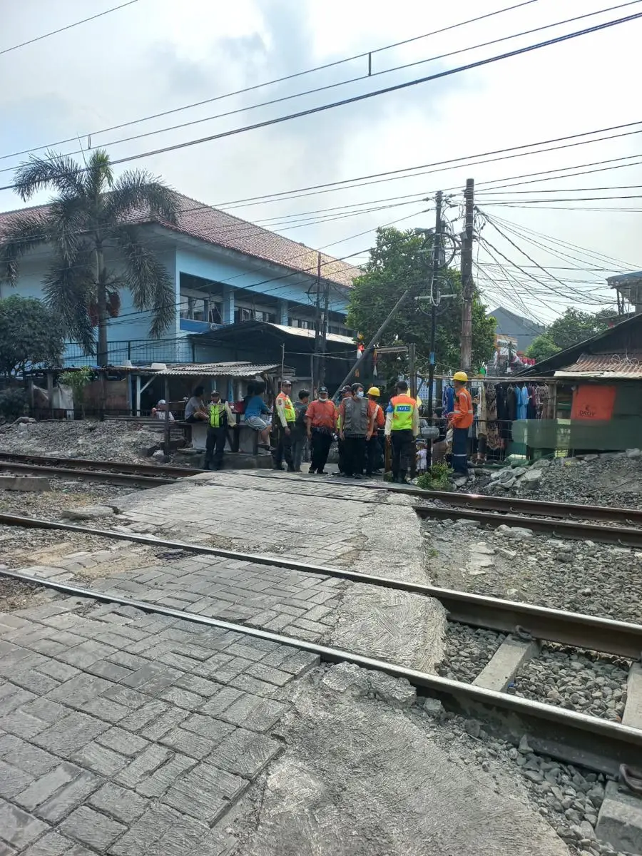 Lansia Tewas Tertemper KRL di Tebet